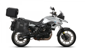 Kompletní sada bočních adventure brašen SHAD TERRA TR40 a  černého hliníkového 37L topcase, včetně m SHAD BMW F 650 GS / F 700 GS/ F 800 GS (2008 - 2018)